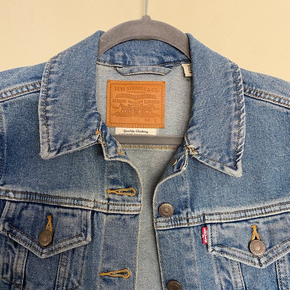 Levi’s Cropped Denim Jacket - Picture 2 of 7